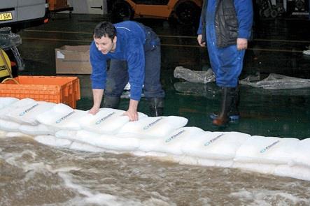 FloodSax Wasserbarriere im Einsatz vor einem Gebäudeeingang