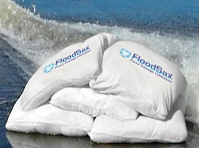 Aktivierte FloodSax Wasserschutzsäcke als Barriere aufgeschichtet