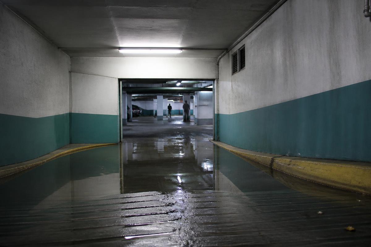 Wasser läuft über die Einfahrt in eine Tiefgarage